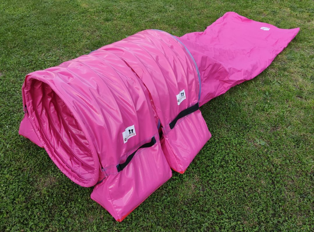 Eingang des Callieway Agility Sacktunnels Fuchsia im Hundesport Parcours