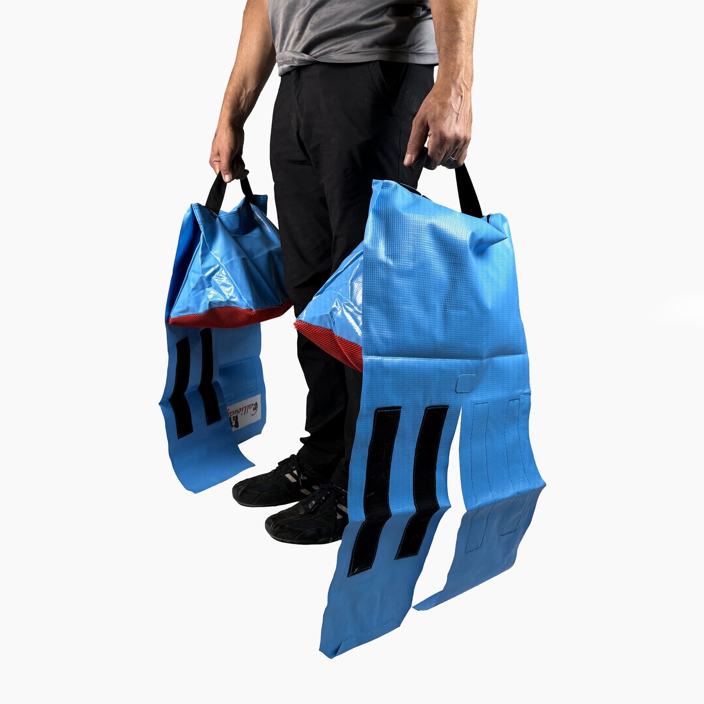 Callieway Stützsandsack Blau wird von einer Person getragen