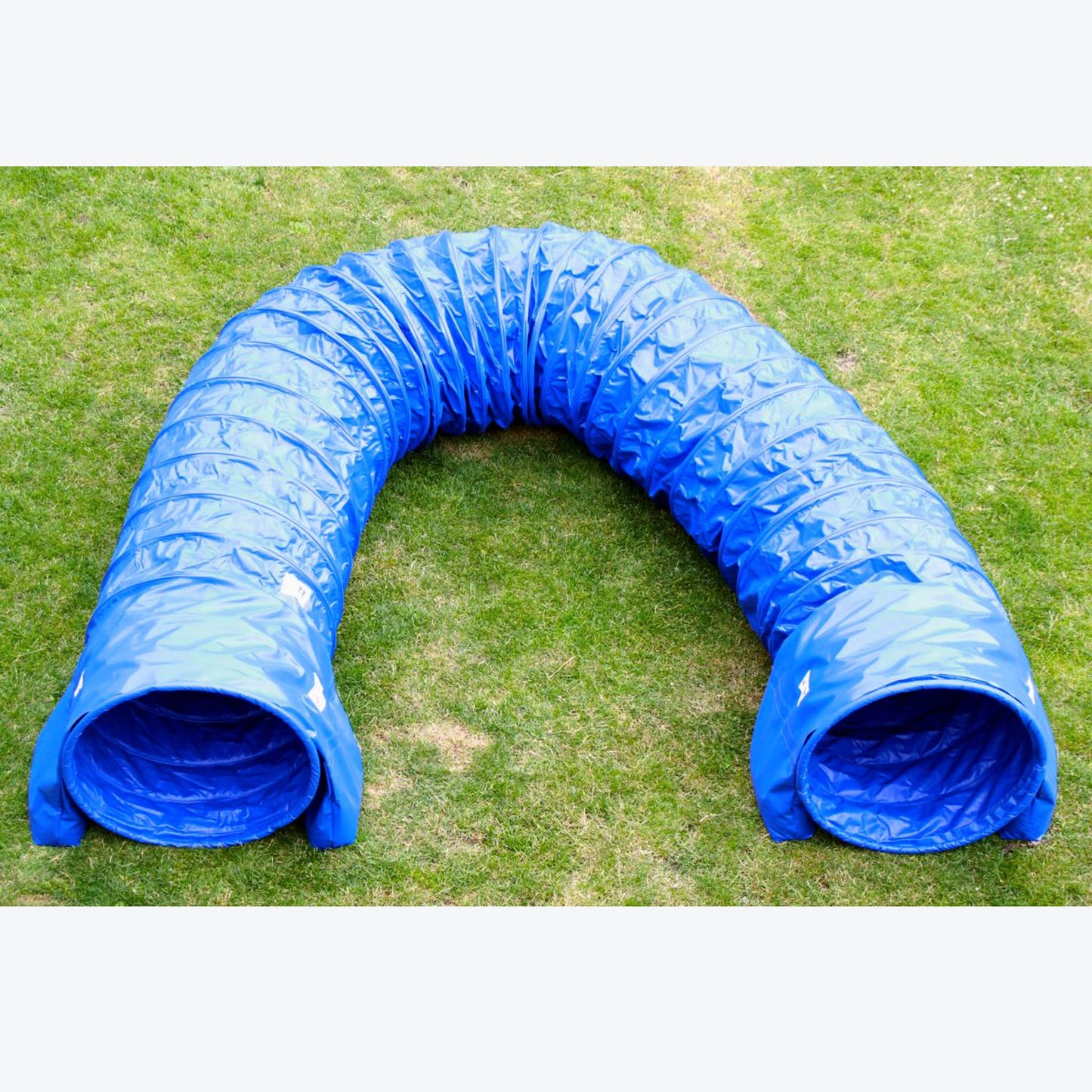 Gebogener Callieway SmartGrip Tunnel im Agility Training