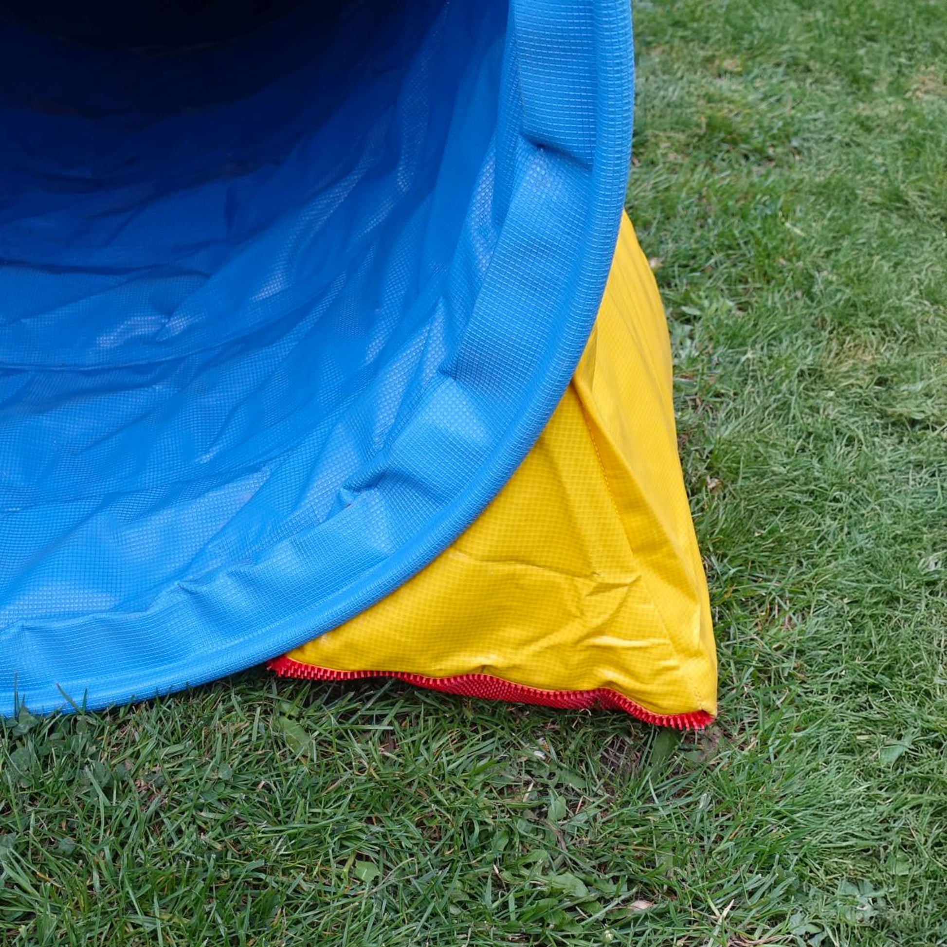 Callieway Premium Tunnelsack Gelb fixiert einen Hundesport Tunnel