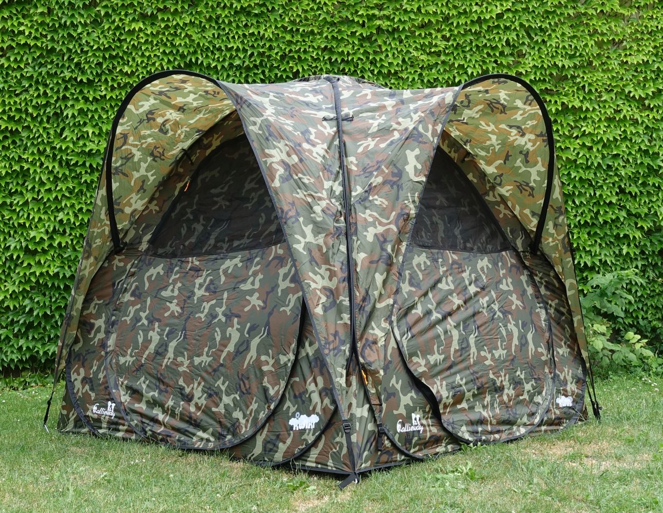 Callieway Agility Eventzelt im Camouflage Design auf Rasen neben Trainingsbereich