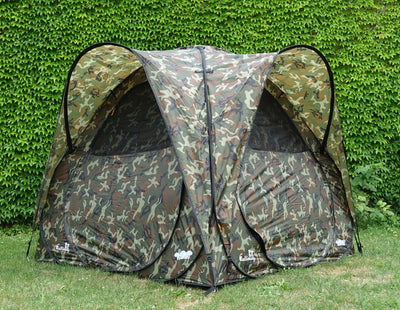 Callieway Agility Eventzelt im Camouflage Design auf Rasen neben Trainingsbereich