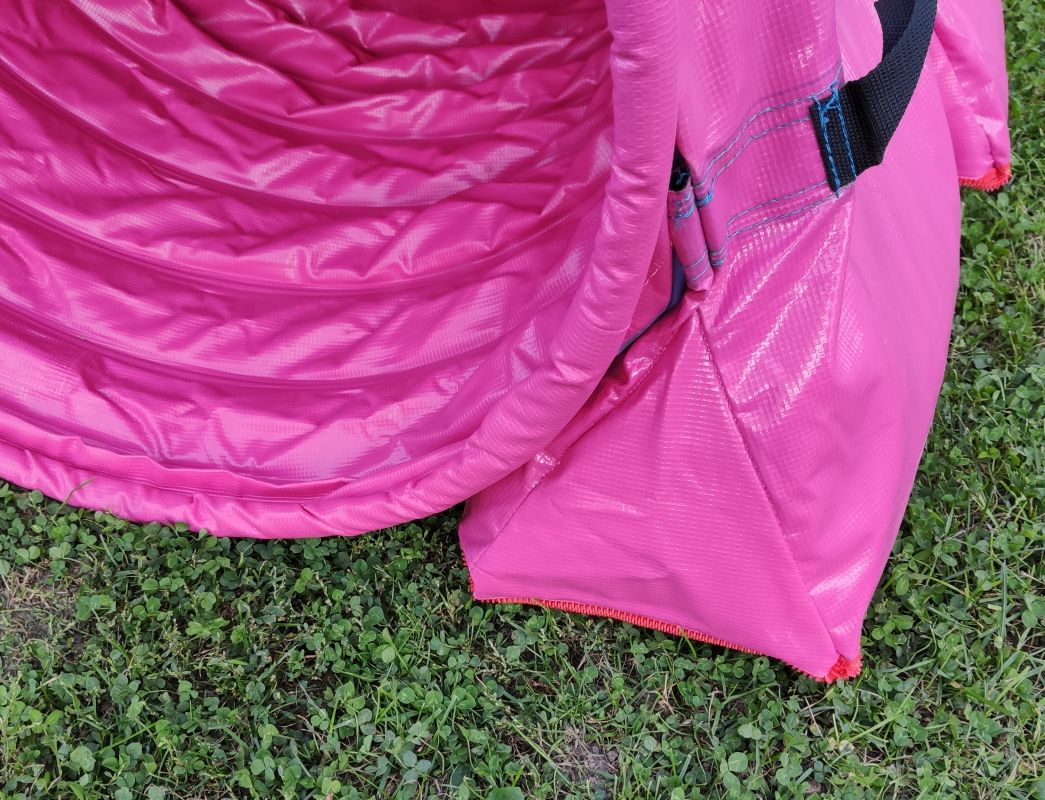 Detail des Callieway Agility Sacktunnels in Fuchsia