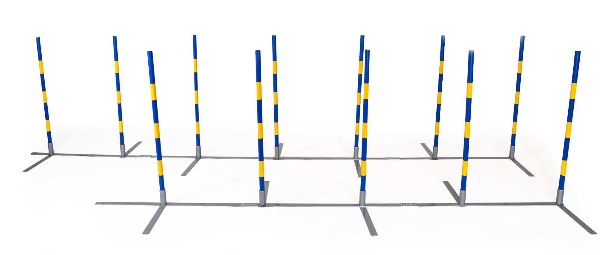 Mehrere Slalomstangen des Callieway Agility Slalom 2 by 2 Systems
