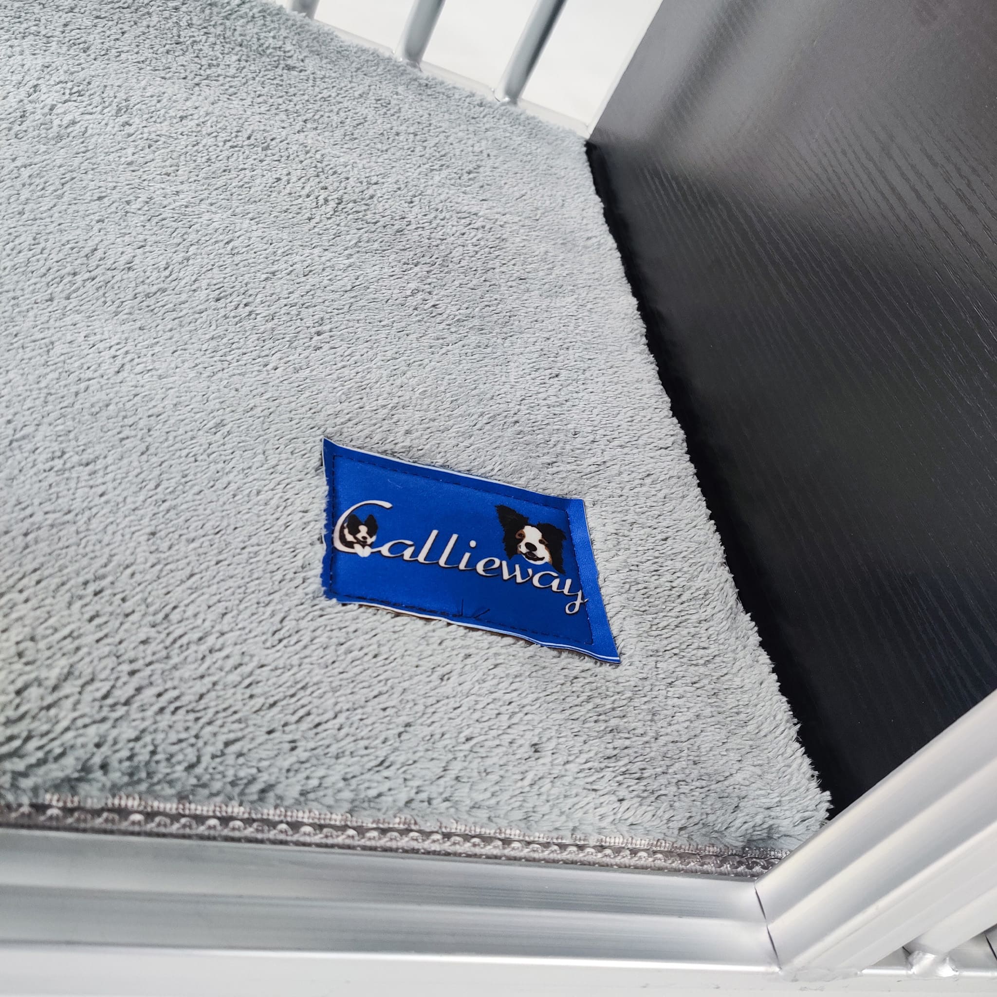 Callieway Logo Detail auf Aluminium Hundebox Twin