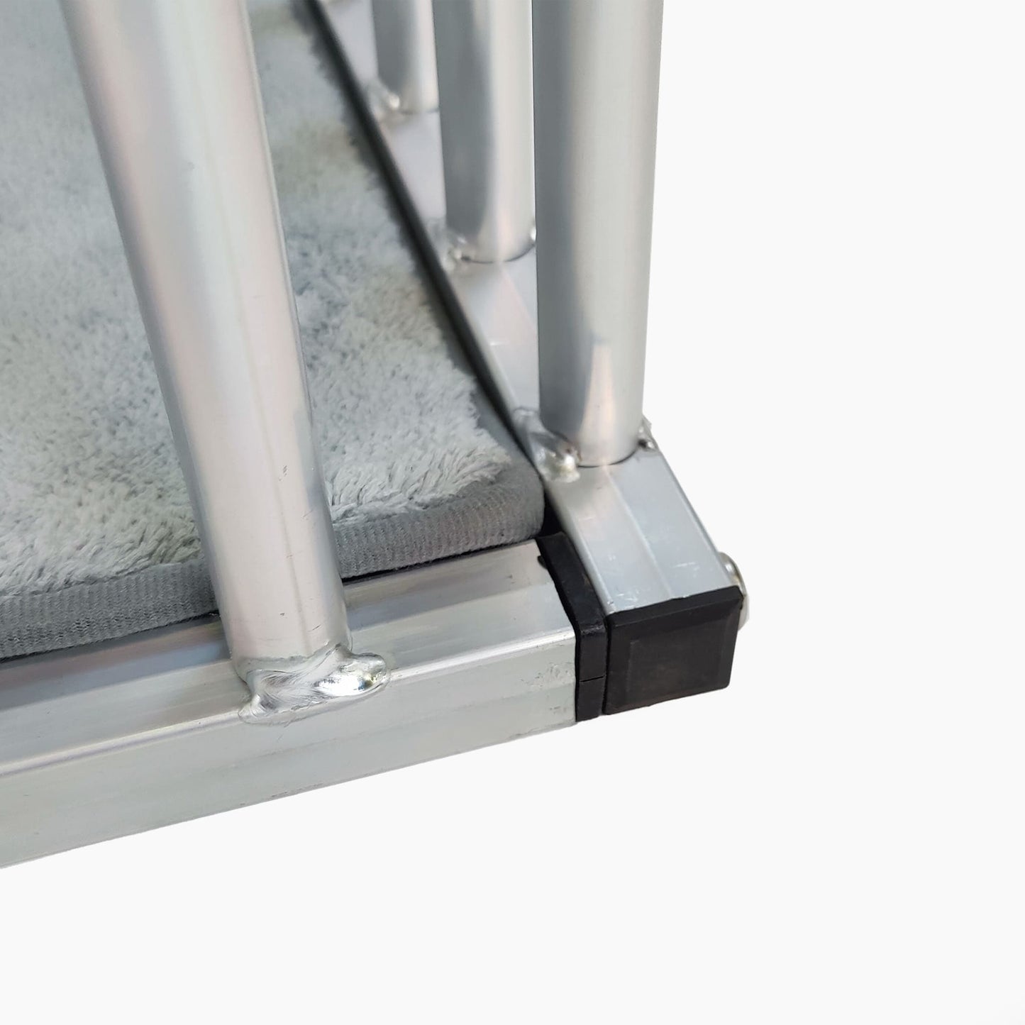 Detailaufnahme des Bodens des Callieway Aluminium Hundekäfigs