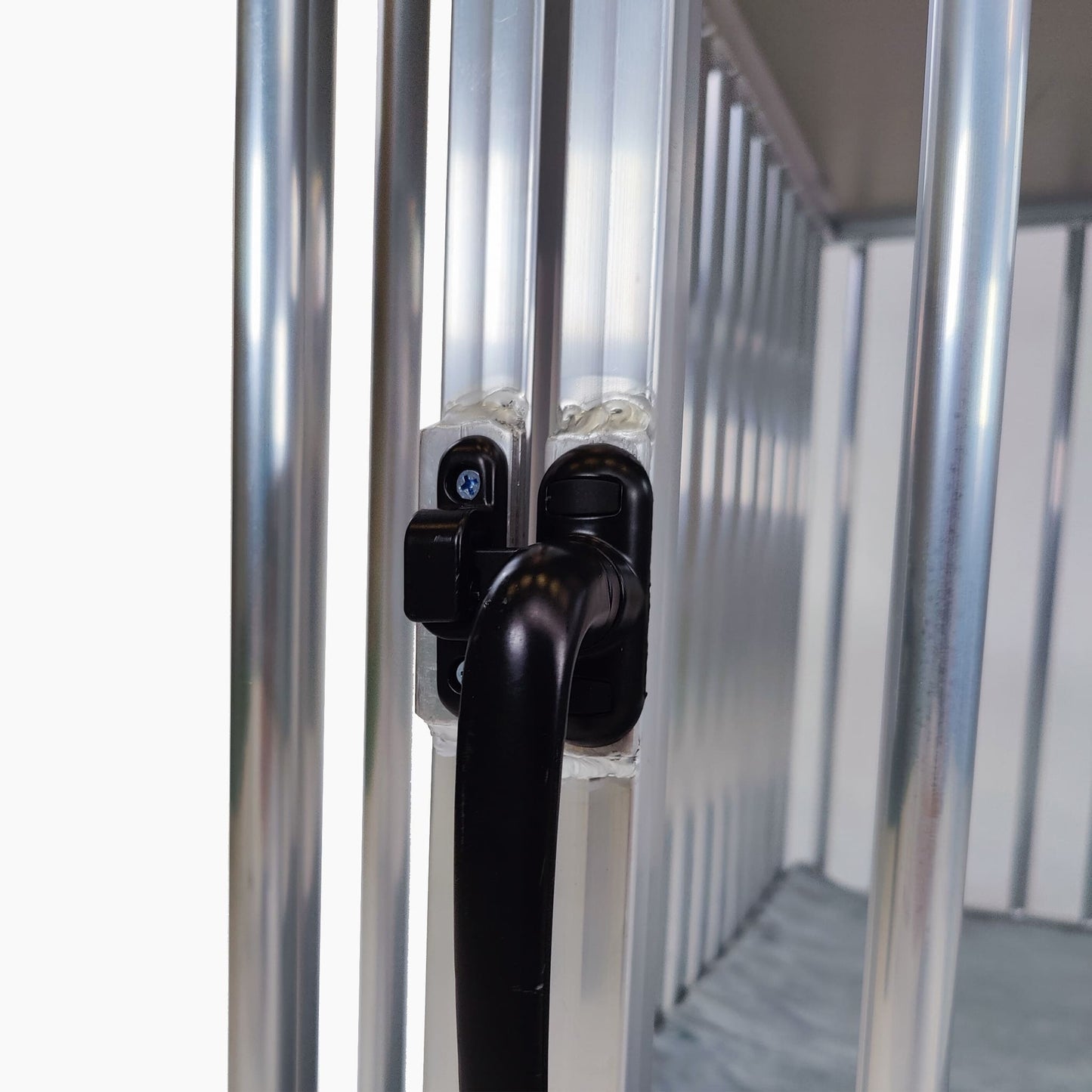 Türverschluss des Callieway Aluminium Hundekäfigs XXL