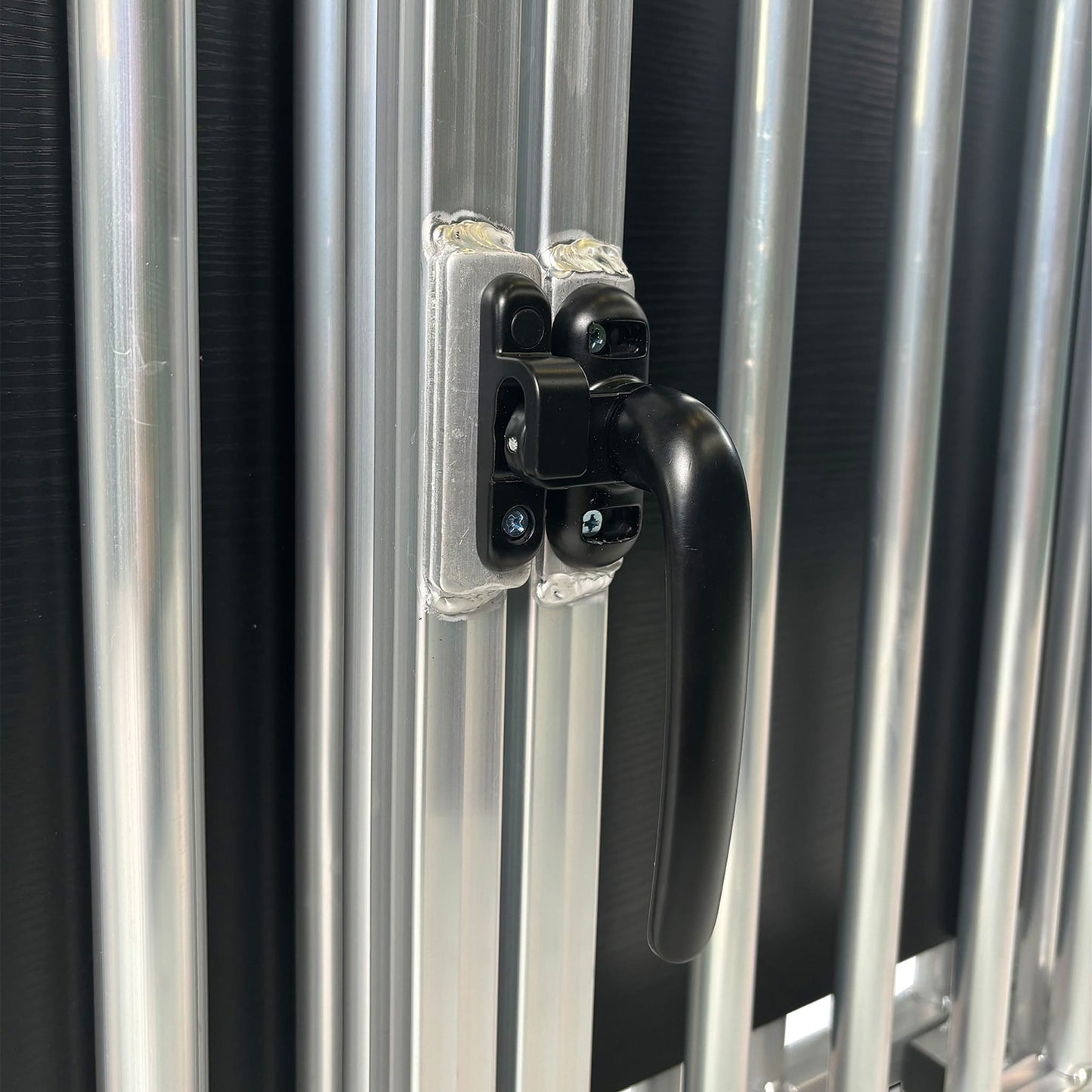 Detailaufnahme der Callieway Aluminium Hundebox