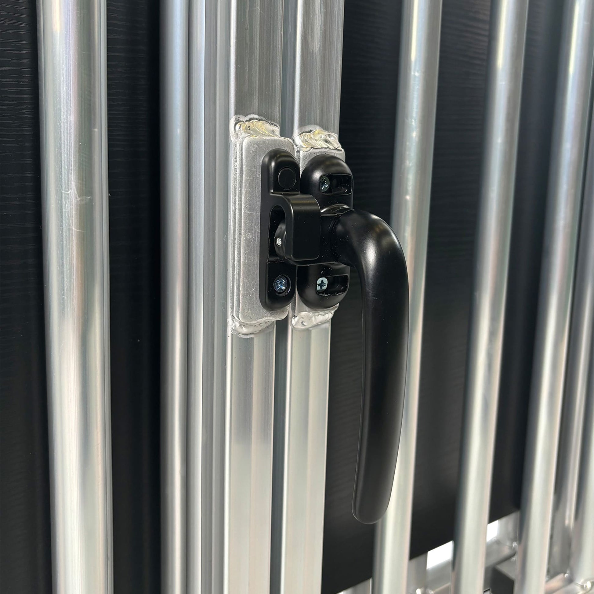 Detailaufnahme der Callieway Aluminium Hundebox