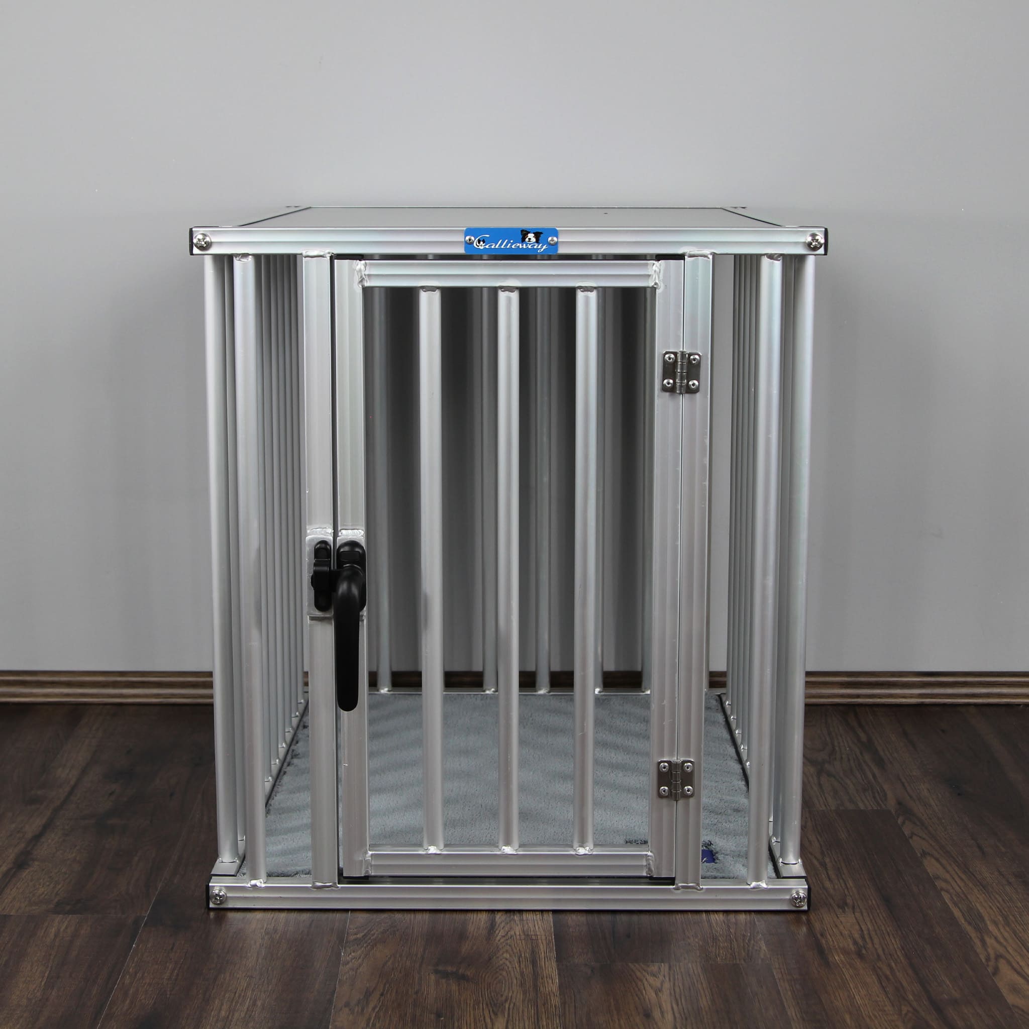 Hund sitzt im Callieway Aluminium Hundekäfig XXL