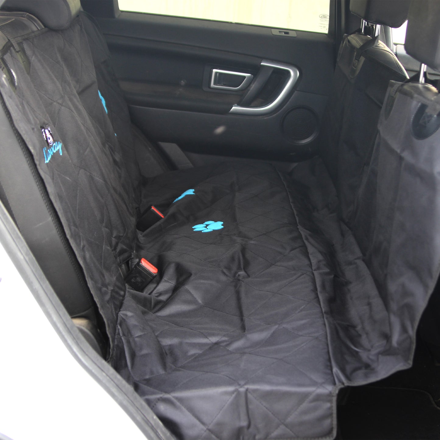 Callieway Autoschutzdecke für Hunde auf der Rückbank montiert
