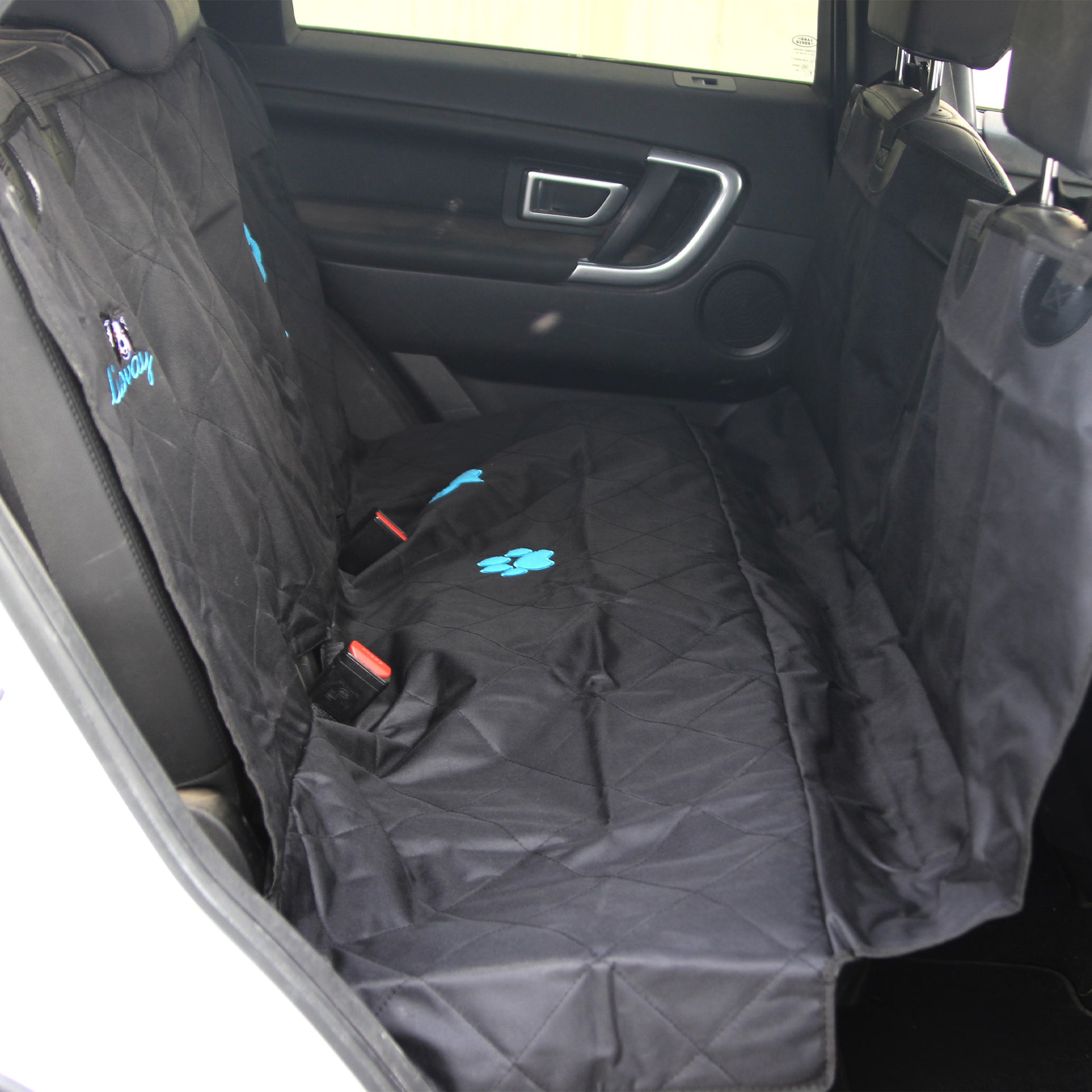 Callieway Autoschutzdecke für Hunde auf der Rückbank montiert