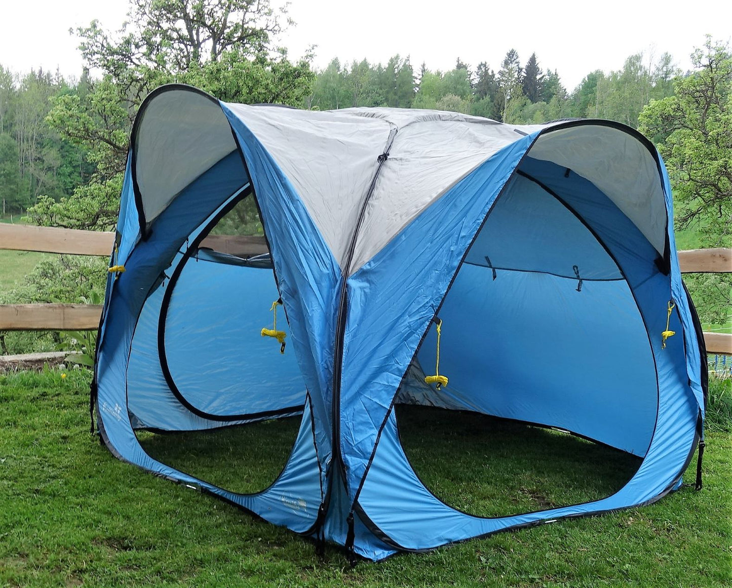 Callieway Kwiki Ocean Blue Silver Reflect Zelt aufgebaut auf Wiese