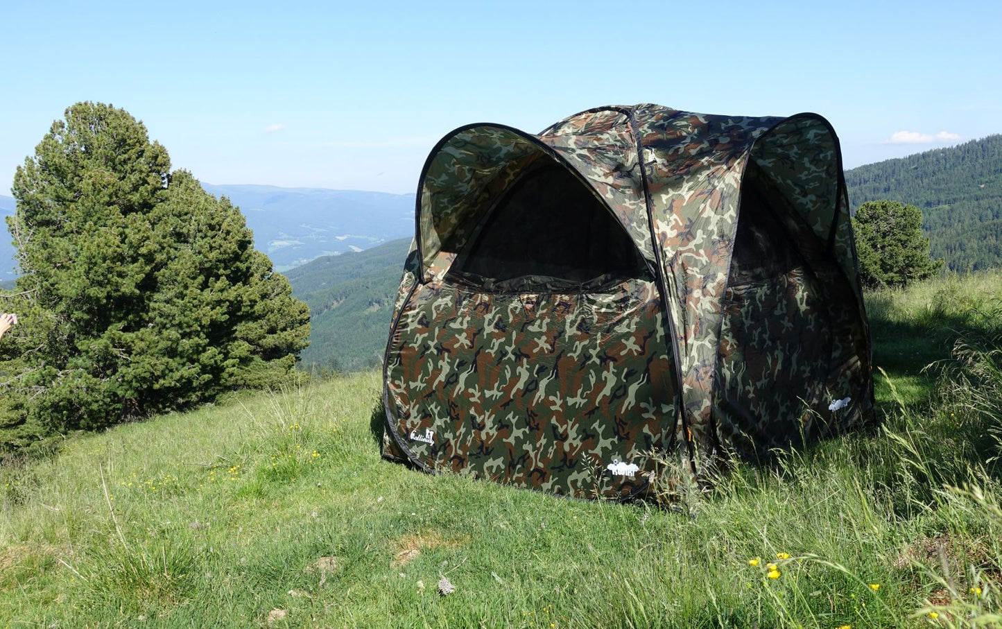 Callieway Pop-Up Hundesport Zelt im Camouflage Muster auf der Alm