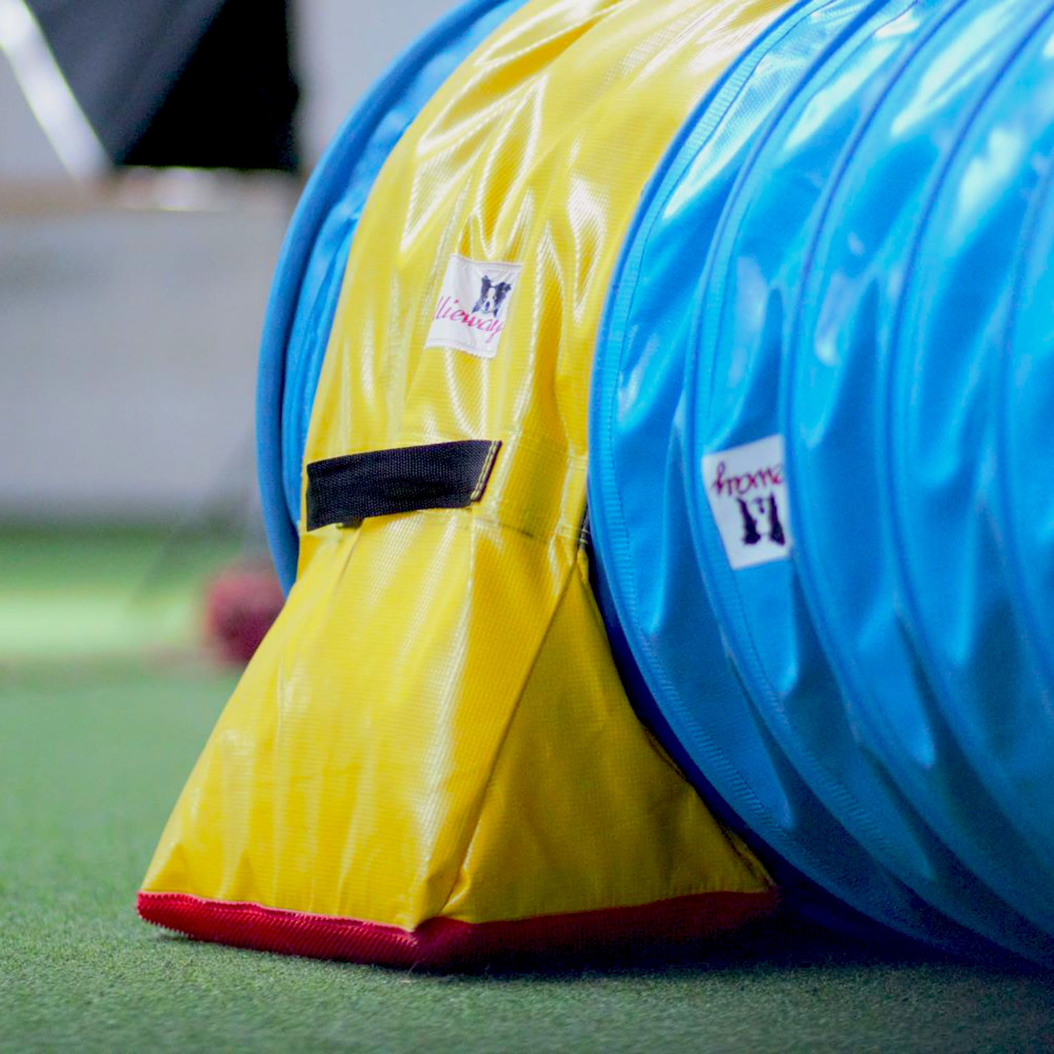 Callieway Premium Stützsandsack Gelb stabilisiert einen Agility Tunnel
