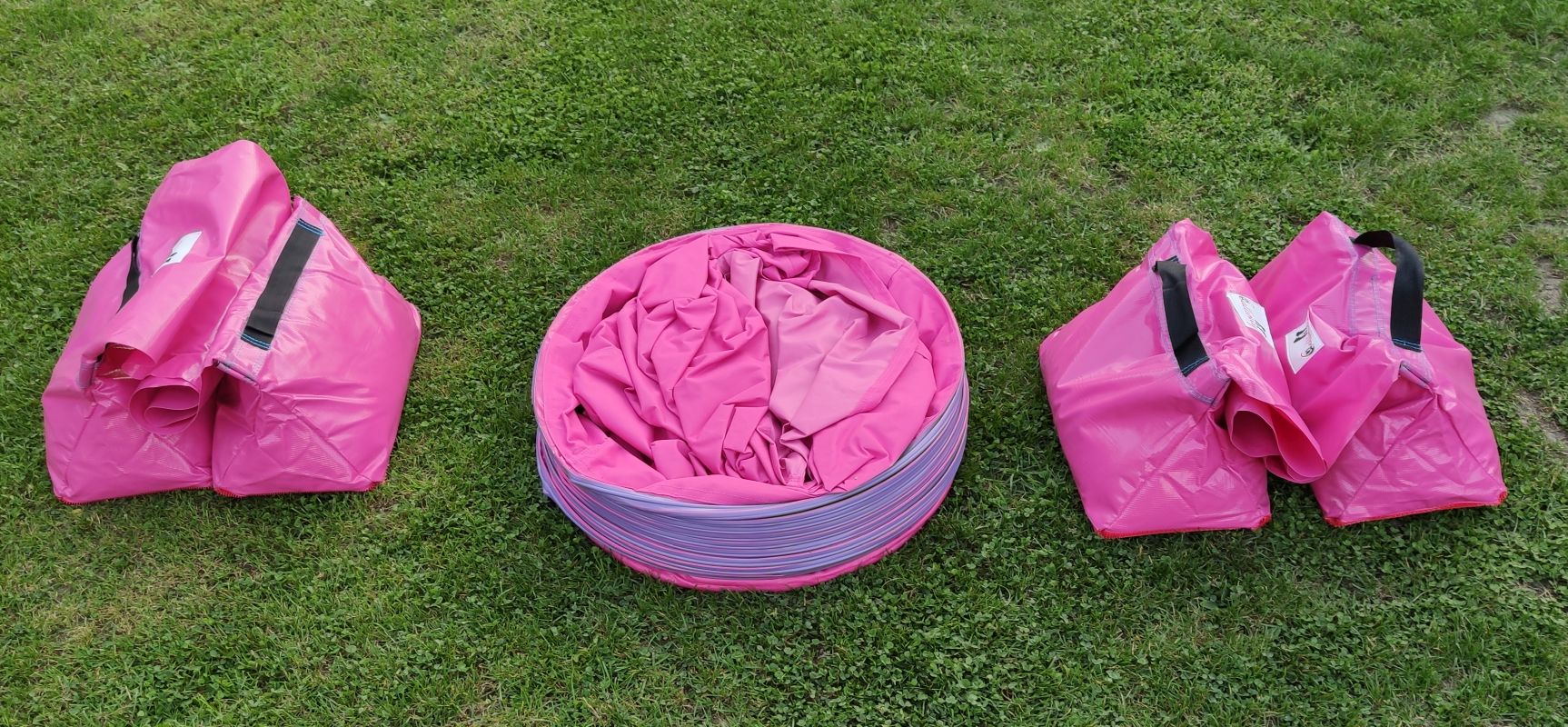 Callieway Agility Sacktunnel Fuchsia zusammengefaltet für Training