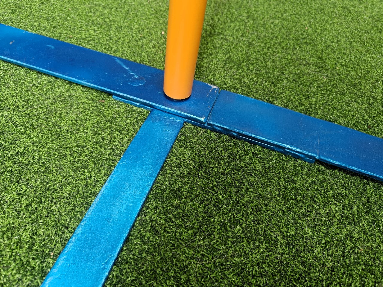 Detail des Standfußes der Callieway Trophy Agility Slalomstange