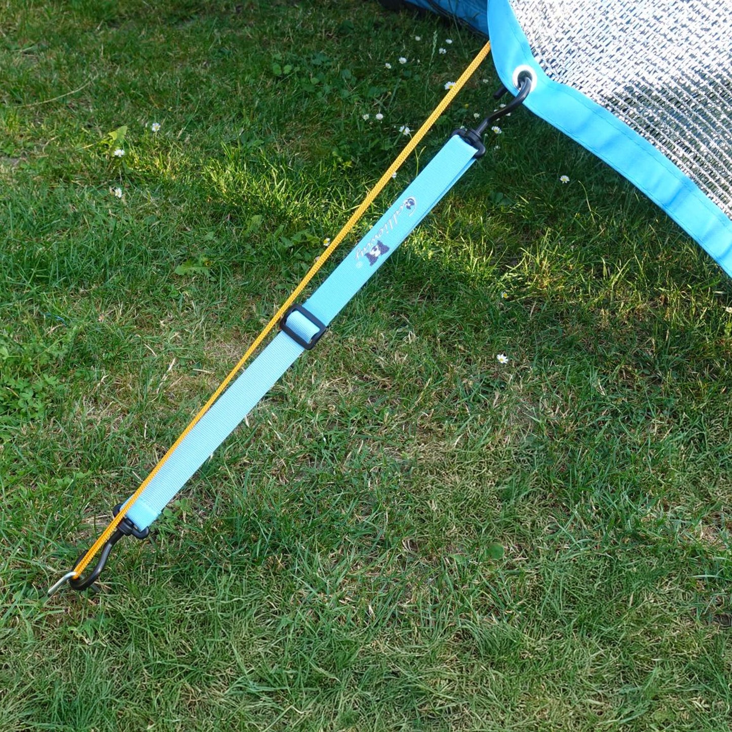 Callieway UV Sonnenschutz beim Aufbau über Agility Tunnel