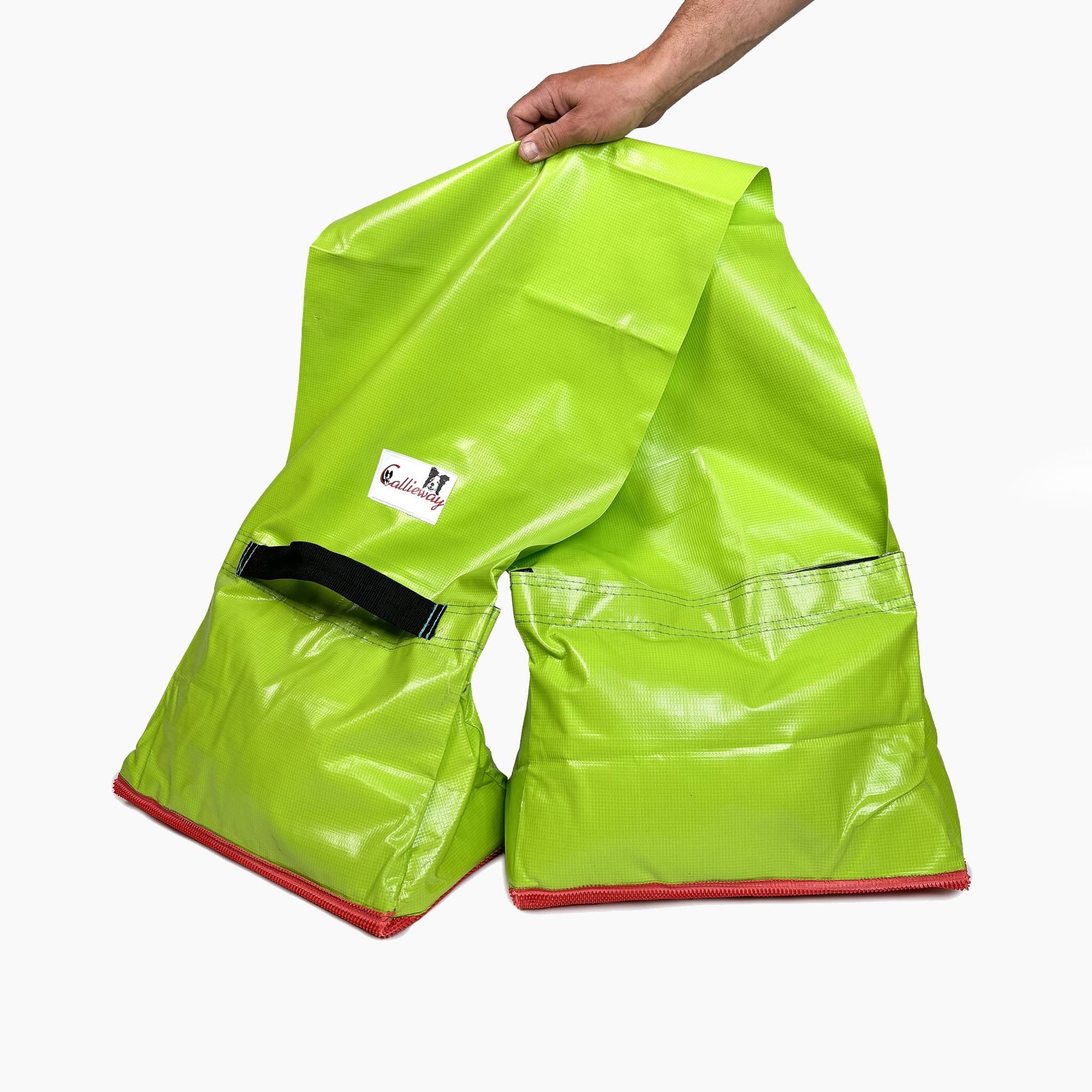 Person trägt Callieway Premium Tunnelsack Lime für Agility Training