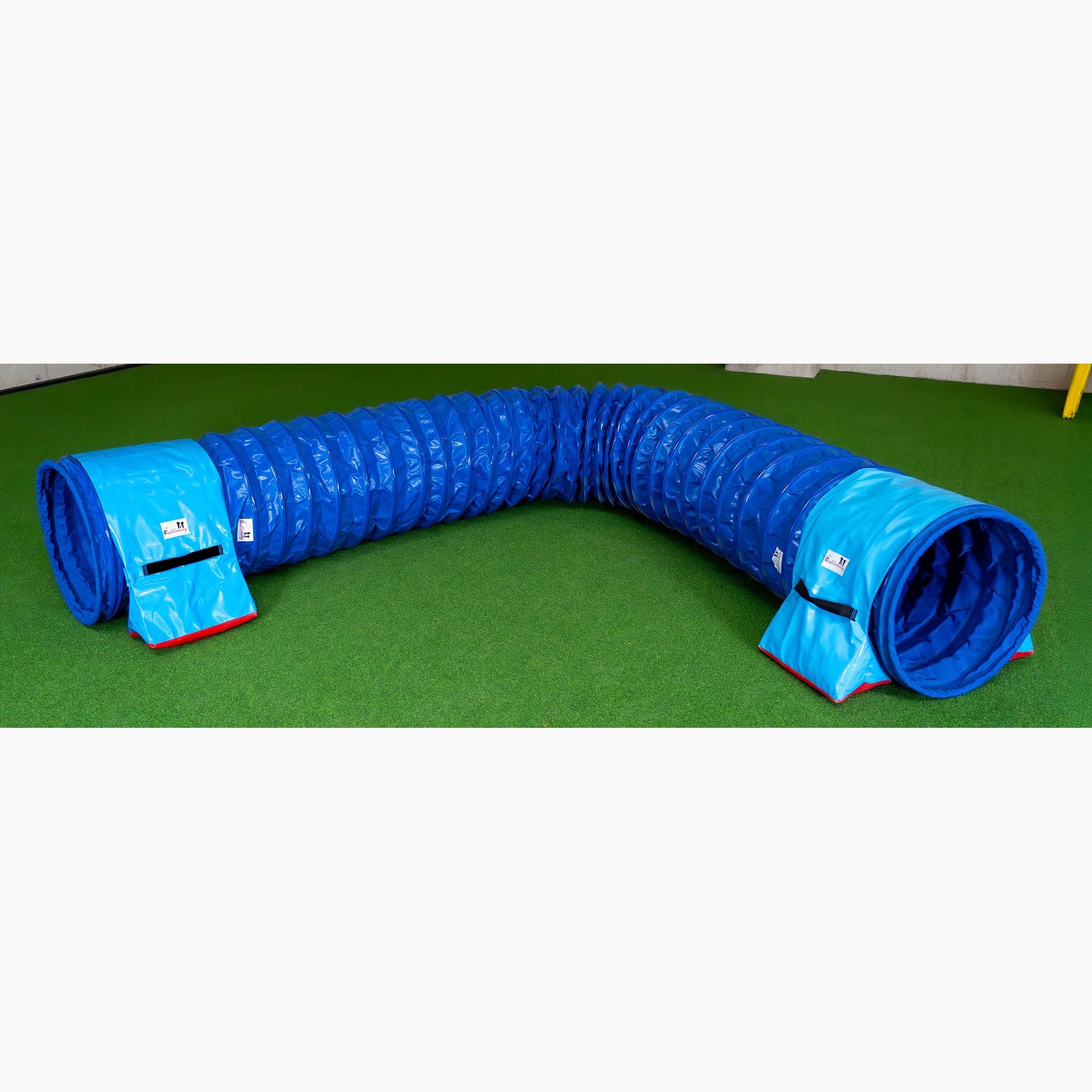 Gebogener Callieway FullGrip Turniertunnel Blau im Agility Parcours