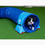 Hund kommt aus Callieway FullGrip Agility Tunnel Blau